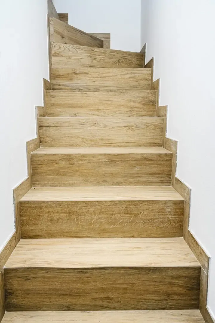 Scala rivestita in gres effetto legno