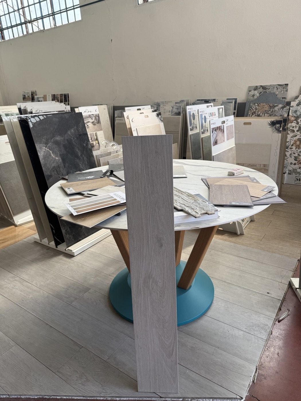 Piastrella gres effetto legno grigio in esposizione a magazzino Floor Ceramiche