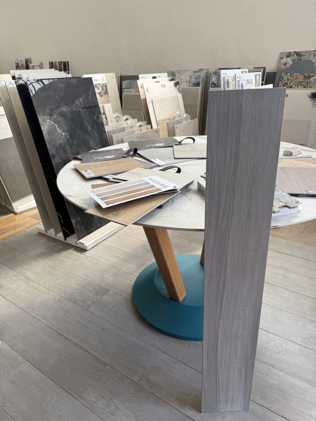 Piastrella effetto legno accanto a lastra effetto marmo nel magazzino Floor Ceramiche