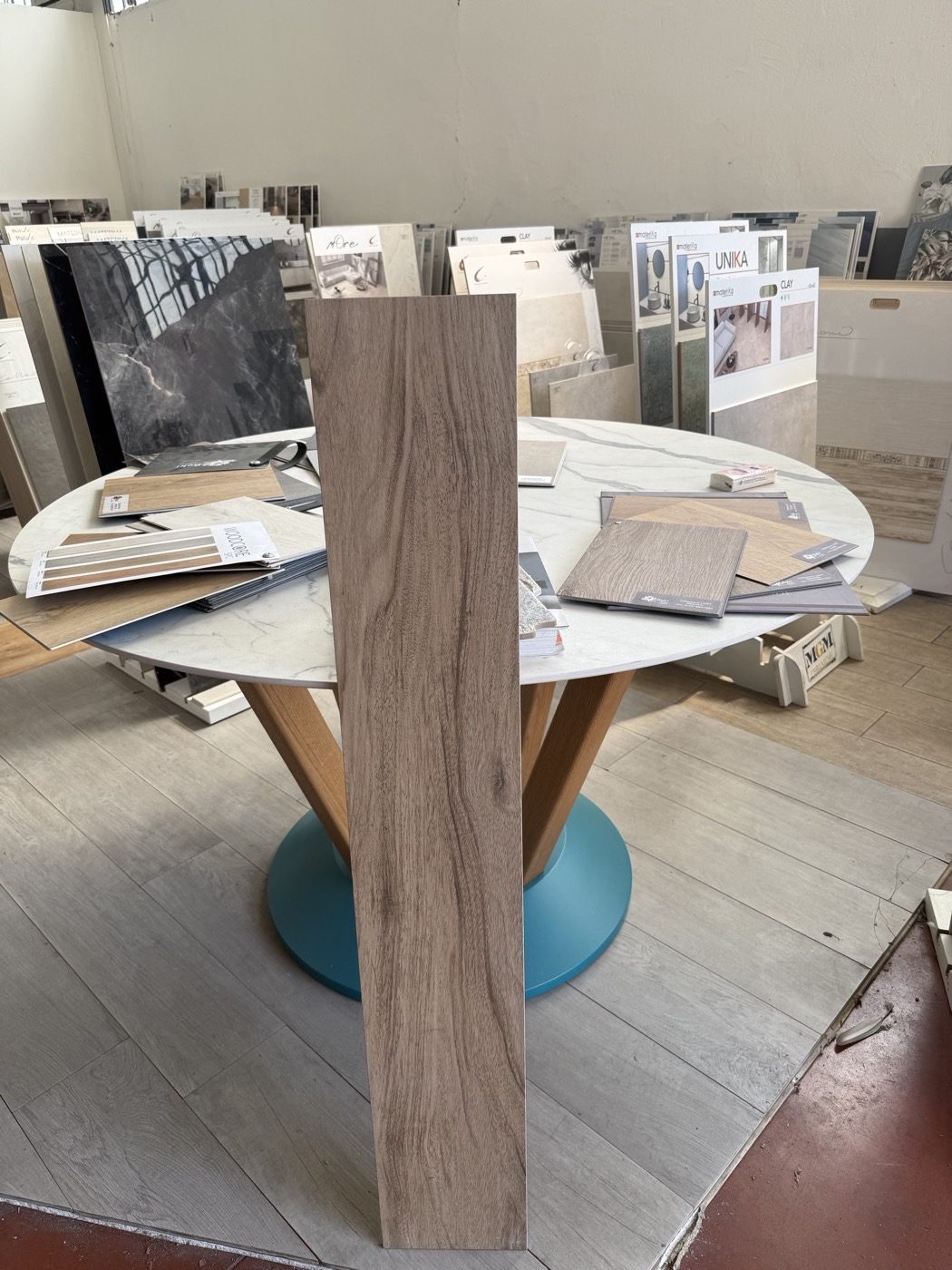 Piastrella gres effetto legno tono noce in esposizione a magazzino Floor Ceramiche