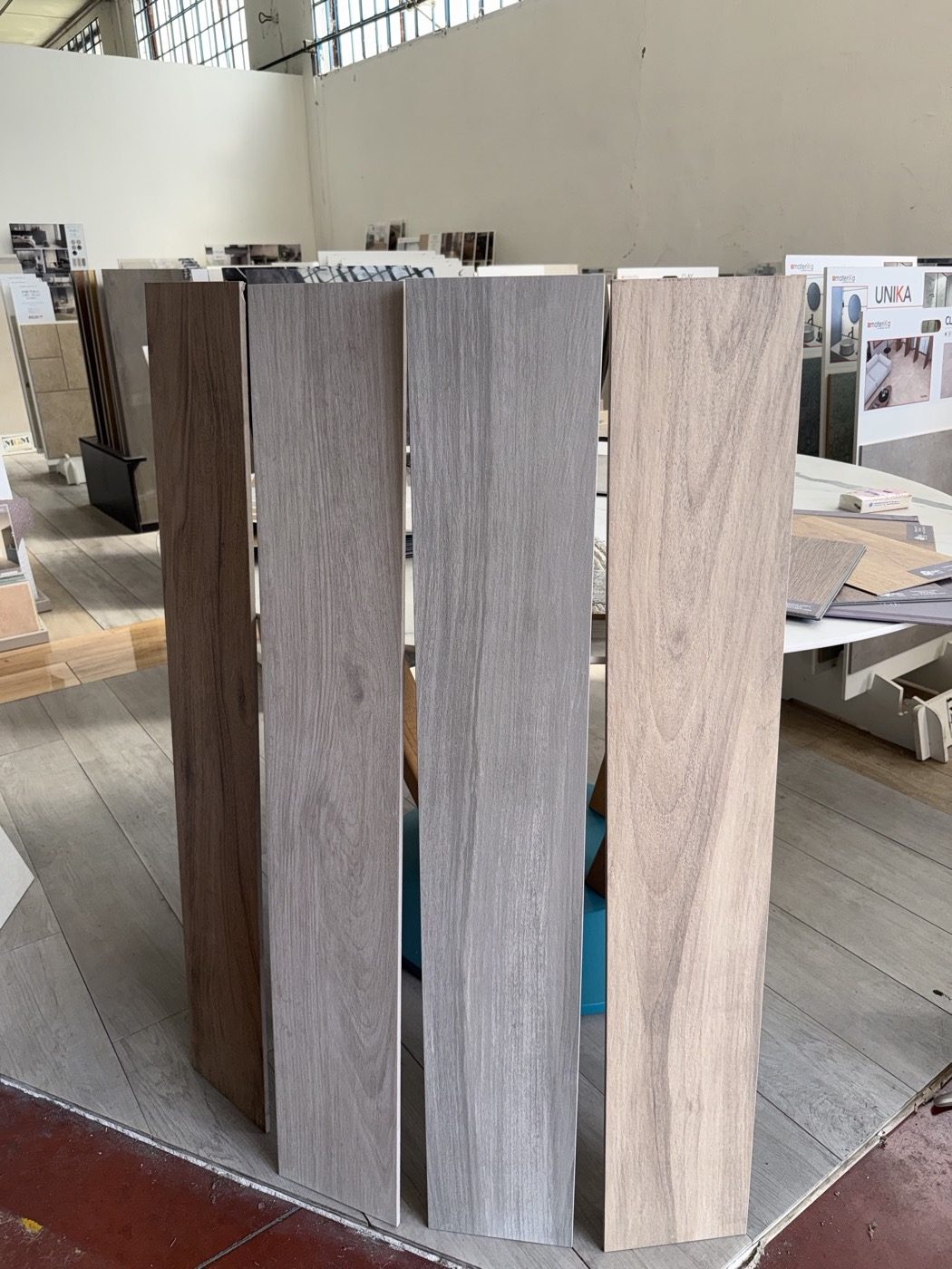Quattro varianti di gres effetto legno affiancate in magazzino
